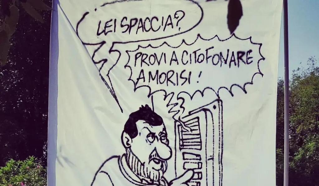 Caso Morisi, Salvini contestato a Milano: “L’ipocrisia è una brutta bestia”