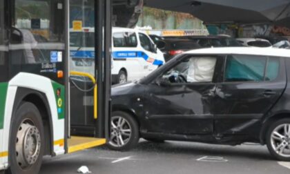 Scontro tra un'auto e un filobus in via Scarampo, 22 persone ferite