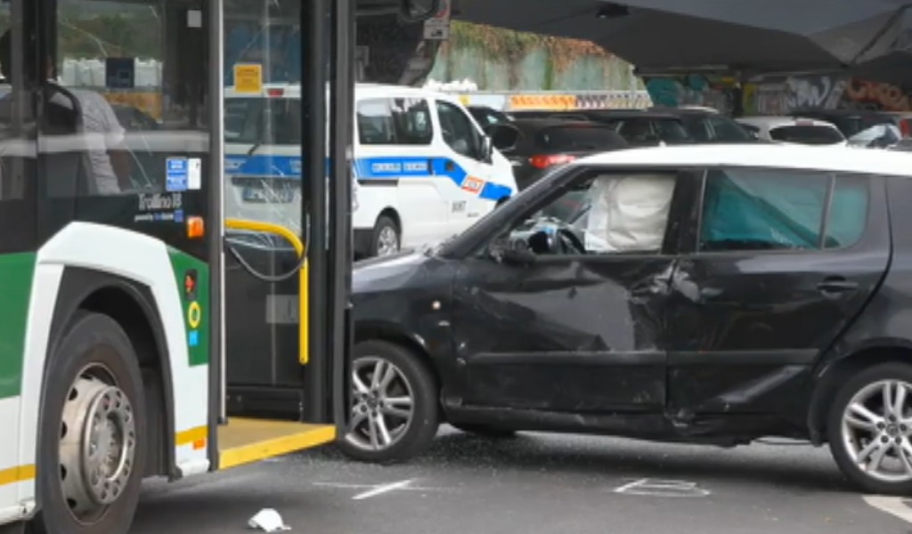Scontro tra un’auto e un filobus in via Scarampo, 22 persone ferite