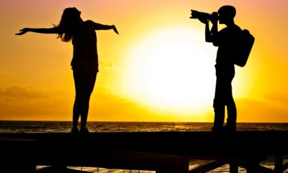 Artista milanese imbratta irrimediabilmente una spiaggia per un set fotografico, denunciata