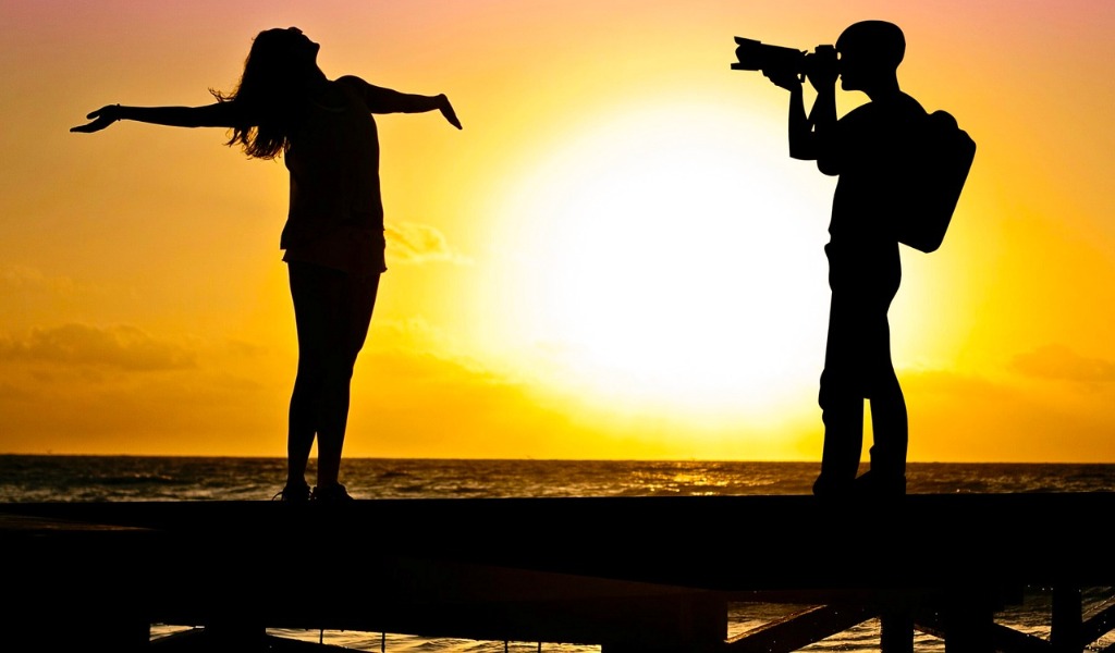 Artista milanese imbratta irrimediabilmente una spiaggia per un set fotografico, denunciata