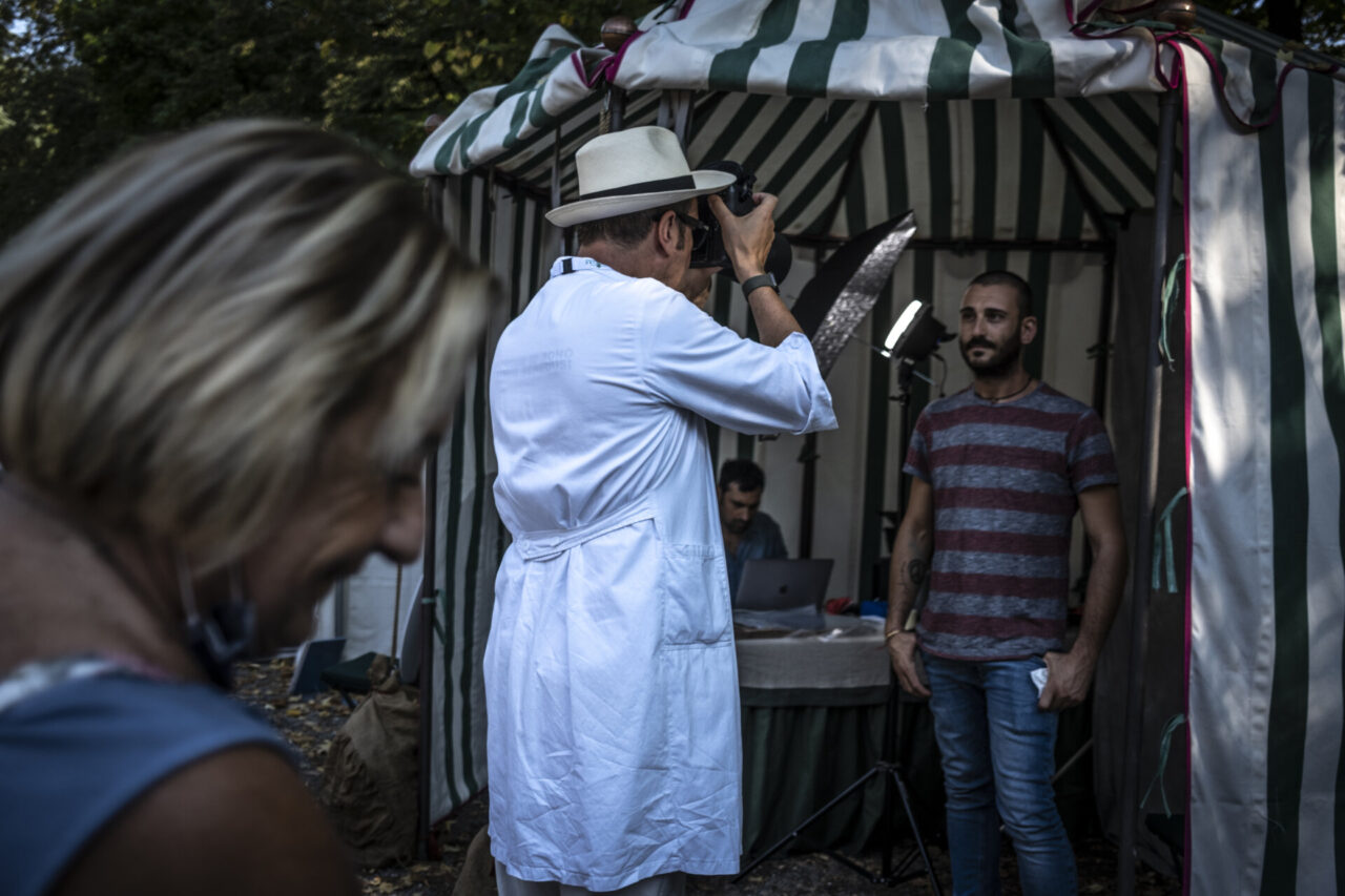 A tu per tu con Settimio Benedusi, sovversivo maestro della fotografia