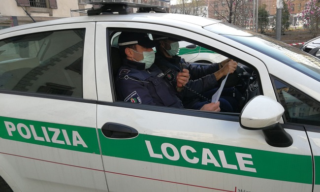 Focolaio Covid nella Polizia locale di Milano dopo una festa di pensionamento