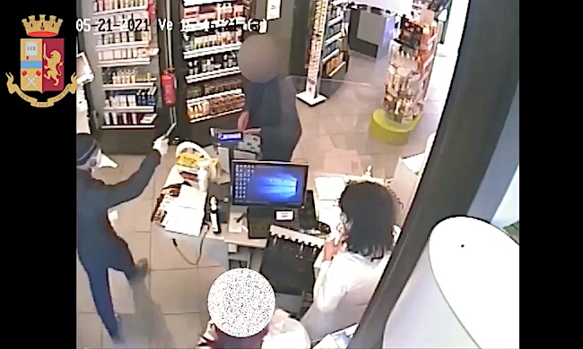 Presi i rapinatori del “sacchetto bianco”: 11 colpi tra Milano e hinterland