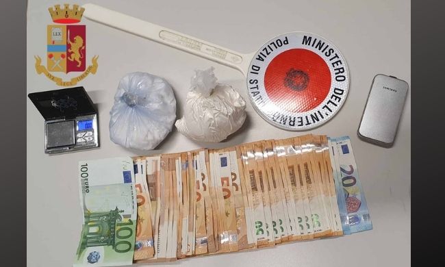 Droga dentro una bambola: arrestato pusher di 71 anni