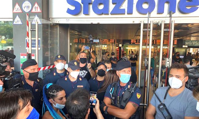 Anche a Milano un flop la manifestazione “no green pass” alla stazione Garibaldi