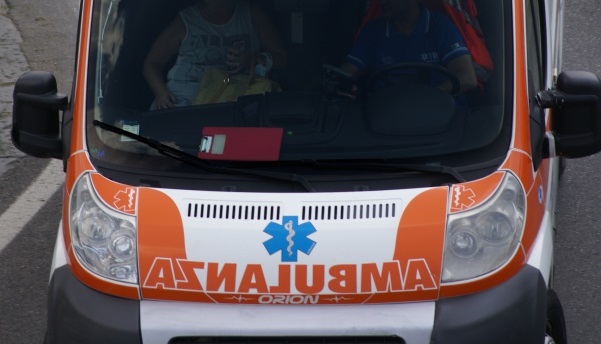 Infortunio sul lavoro: operaio gravissimo dopo essere caduto da un’impalcatura e aver battuto la testa