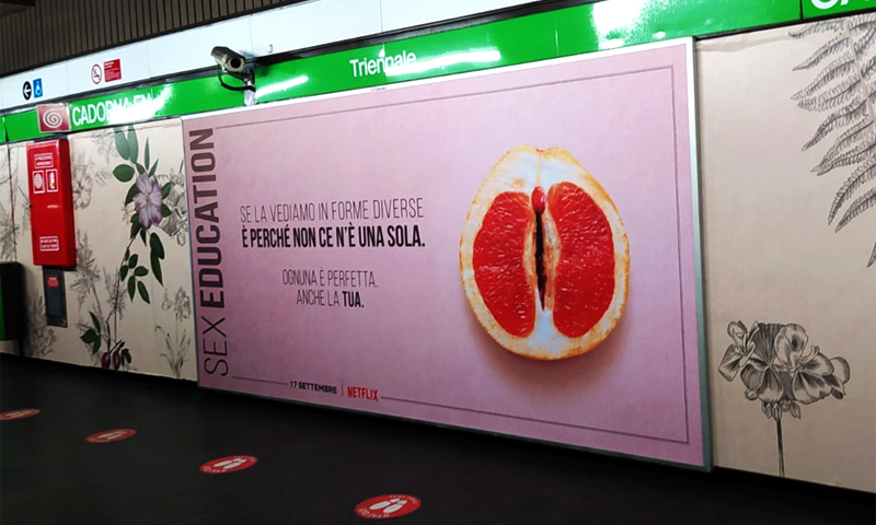 I cartelloni della serie Netflix “Sex Education” in metropolitana turbano Fratelli d’Italia