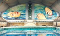 Inaugurata la maxi opera murale "Be Water" di Cattelan alla piscina Cozzi