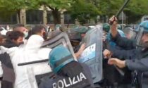 Gli attivisti per il clima bloccano le strade e scoppia lo scontro con la Polizia