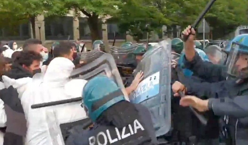 Gli attivisti per il clima bloccano le strade e scoppia lo scontro con la Polizia