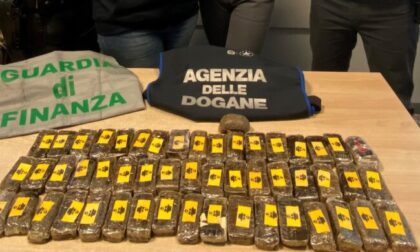 Con 52 panetti di hashish sull'autobus Amsterdam-Milano: fermato all'ingresso dalla Svizzera