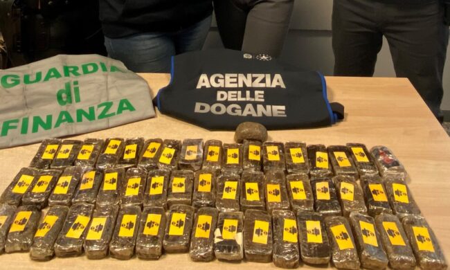 Con 52 panetti di hashish sull’autobus Amsterdam-Milano: fermato all’ingresso dalla Svizzera