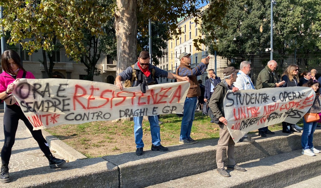 Manifestazione No Green pass sfila per Milano, 500 persone sotto l’Arco della Pace