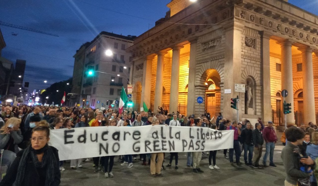 Il corteo no Green pass a Milano tenta l’assalto alla Stazione Centrale: il bilancio della giornata è 4 fermati e 5 feriti