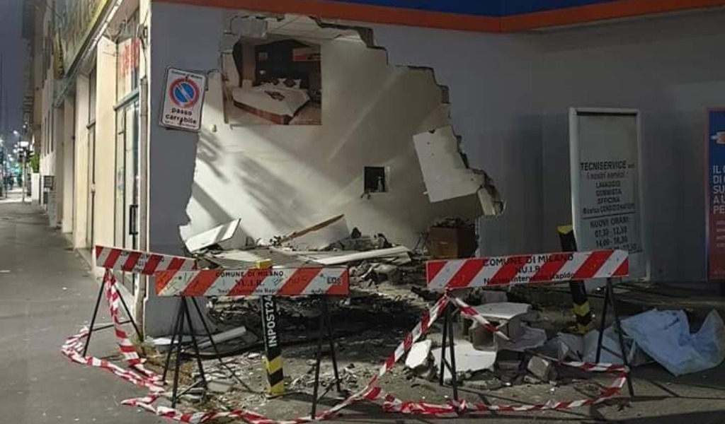 26enne si schianta contro un muro, lo sfonda e ne esce miracolato (ma il negozio distrutto)