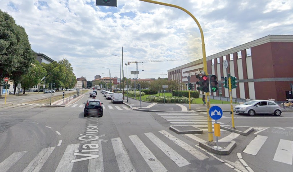 Tragedia all’alba, camionista investe e uccide un motociclista di 56 anni e poi scappa