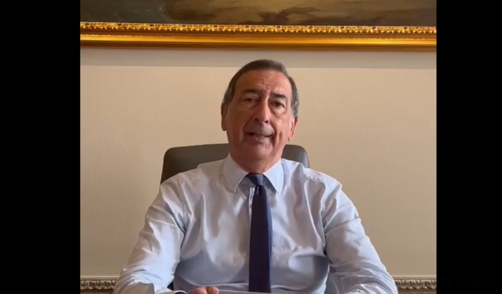 Colpo basso dei No vax: diffondono in Rete il cellulare del sindaco Sala