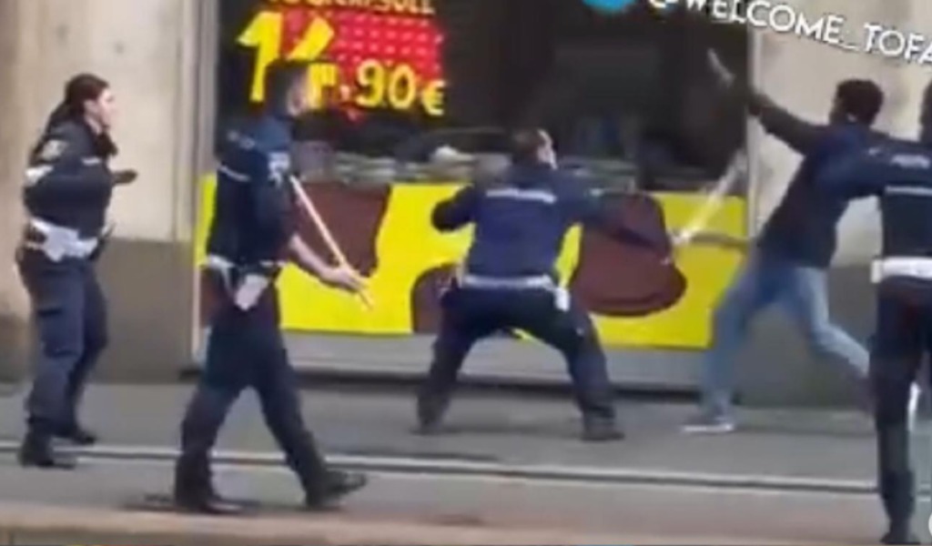Insulta gli Agenti, poi prende un bastone da terra e li aggredisce: paura in Porta Venezia