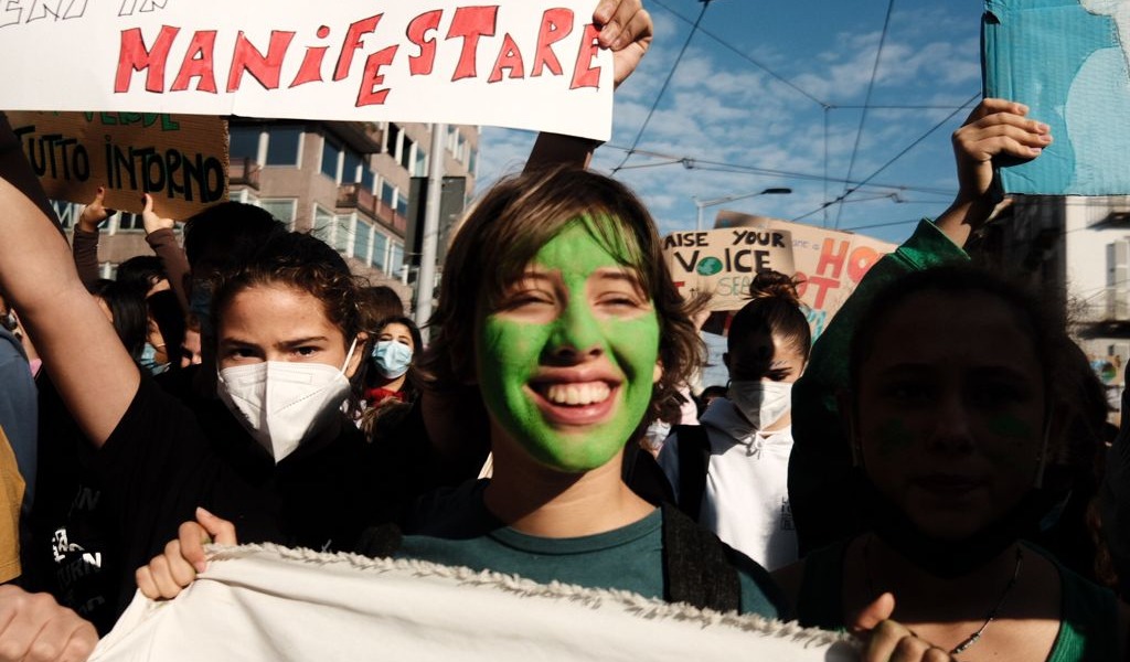 Corteo Greta a Milano: le voci, i sorrisi e la rabbia dei giovani