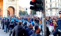 Corteo no Green Pass a Milano: scontri con la Polizia nelle vie del centro