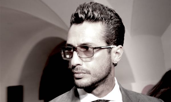 Fabrizio Corona viola i domiciliari per una serata tra amici a Genova