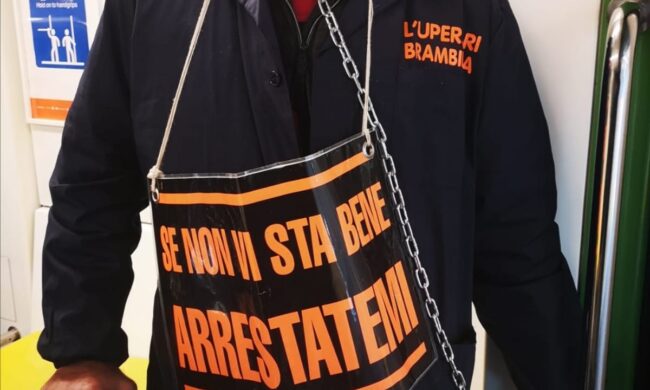 55enne si incatena al vagone, metro ferma e due corse cancellate