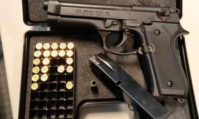 Si mette a sparare con una pistola in stazione: “Volevo provarla per il mio matrimonio”