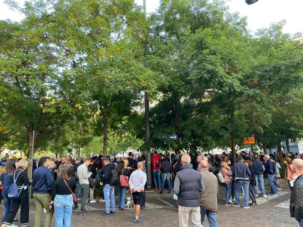 GREEN PASS,  MANIFESTANTI IN PIAZZA FONTANA (FOTO 1)