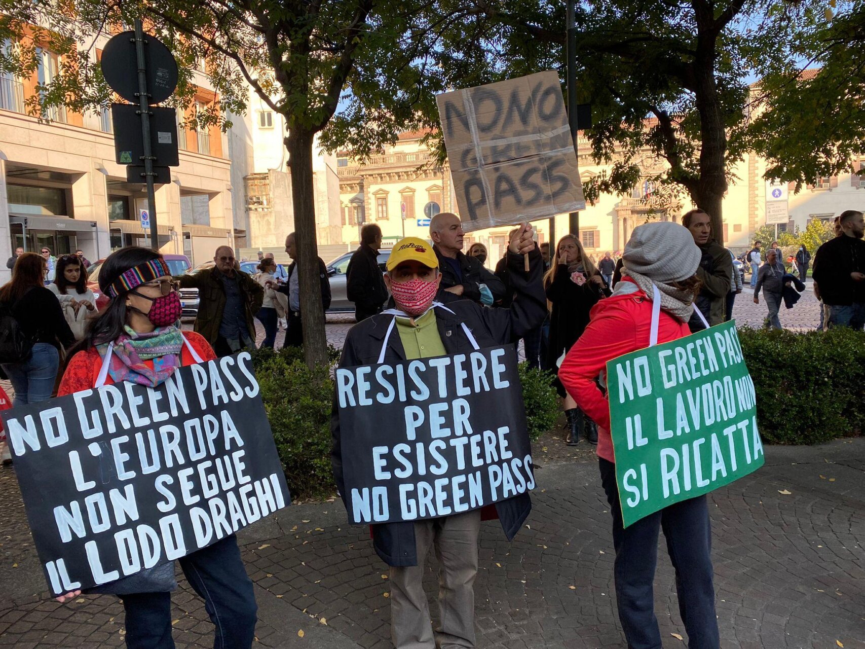 GREEN PASS, MANIFESTANTI IN PIAZZA FONTANA (FOTO 3)