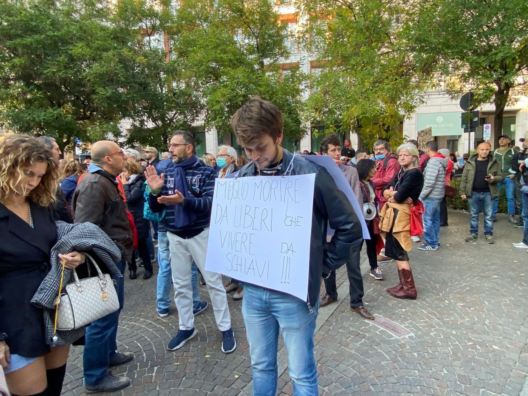 GREEN PASS, MANIFESTANTI IN PIAZZA FONTANA (FOTO 4)