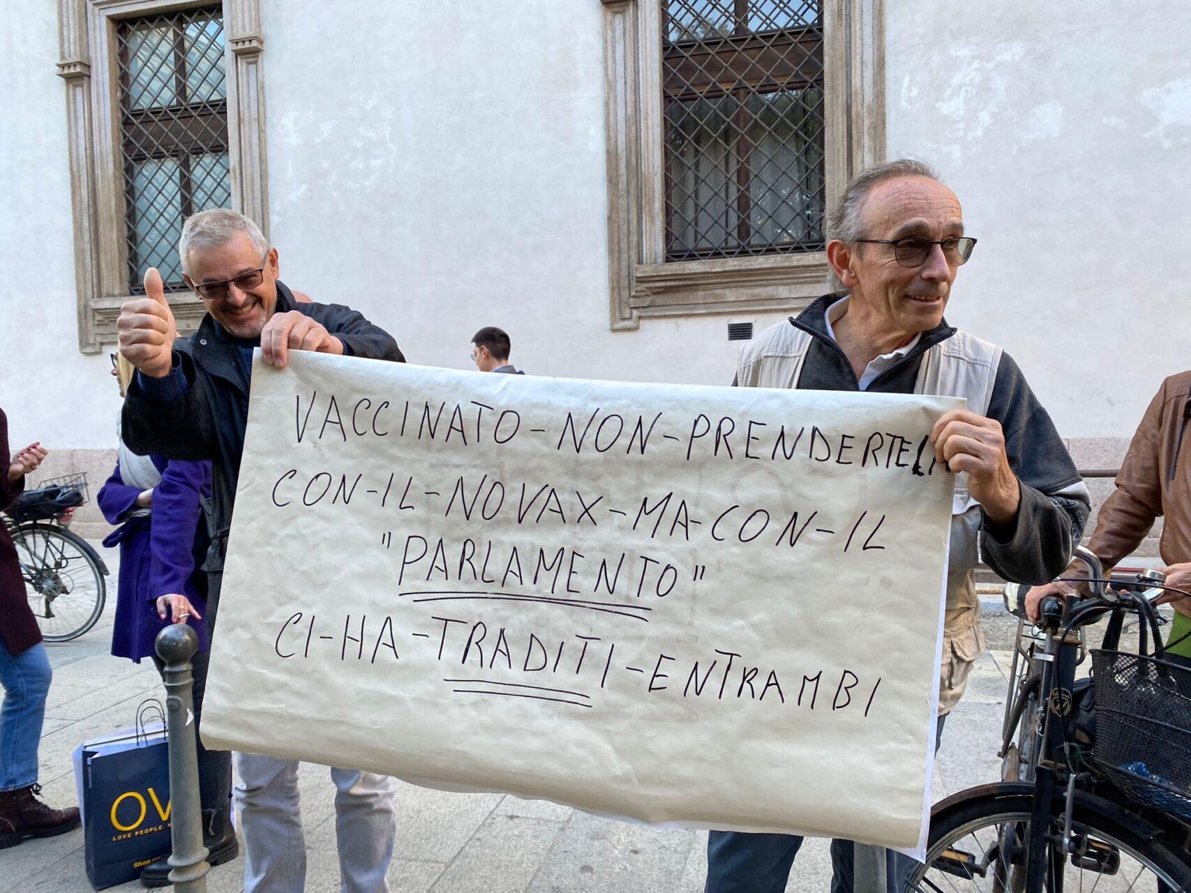 GREEN PASS, MANIFESTANTI IN PIAZZA FONTANA (FOTO 5)