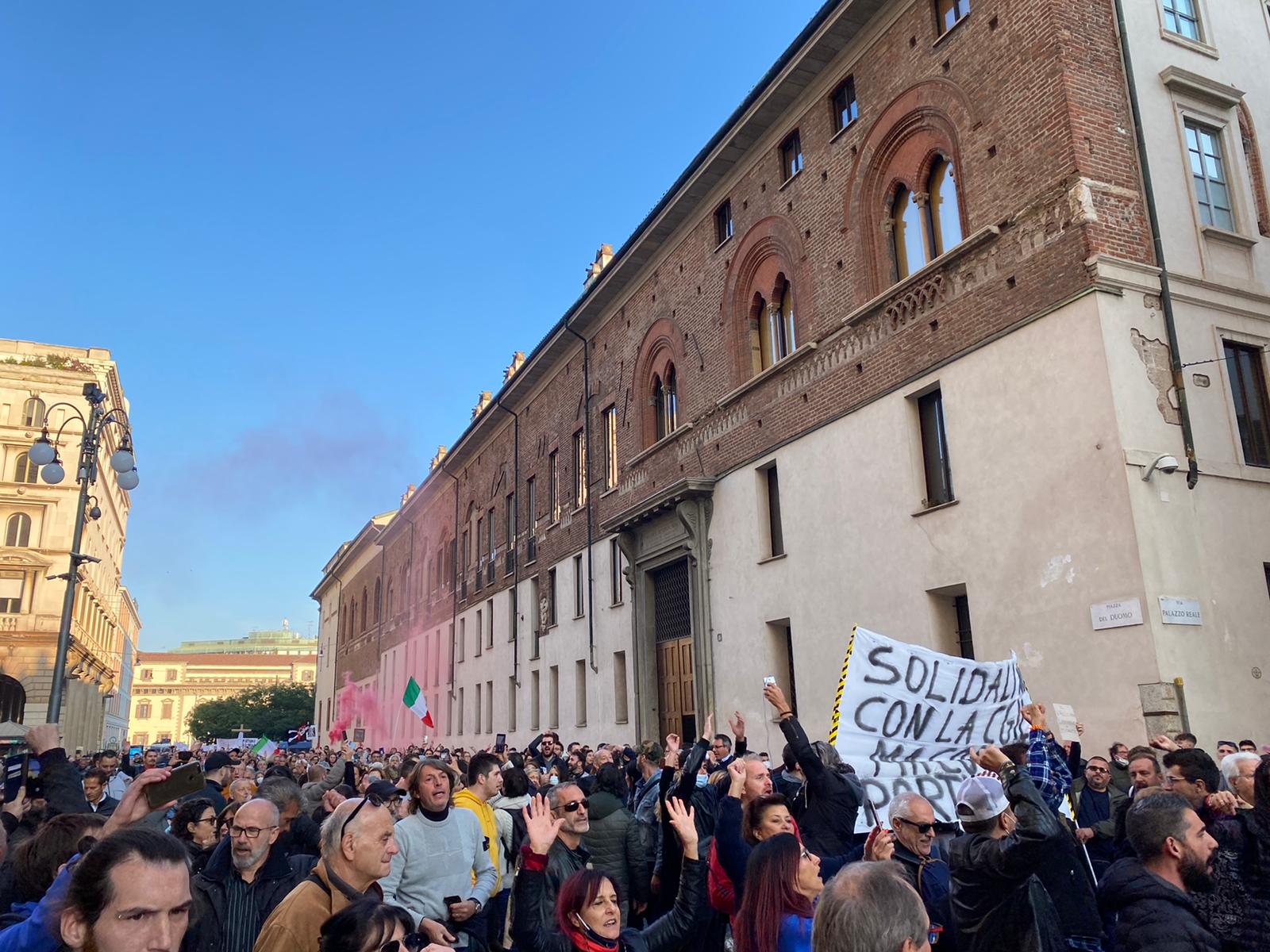 GREEN PASS, MANIFESTANTI IN PIAZZA DUOMO (FOTO 1)