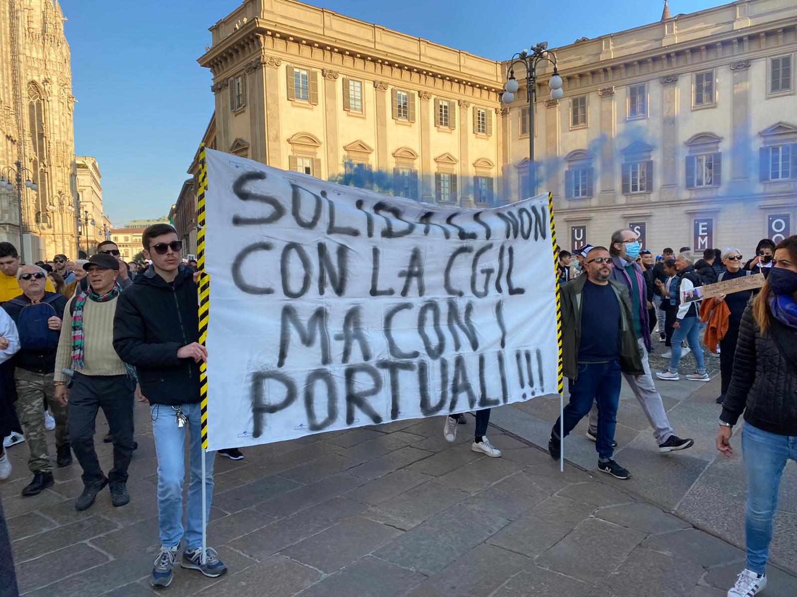 GREEN PASS, MANIFESTANTI IN PIAZZA DUOMO (FOTO 2)