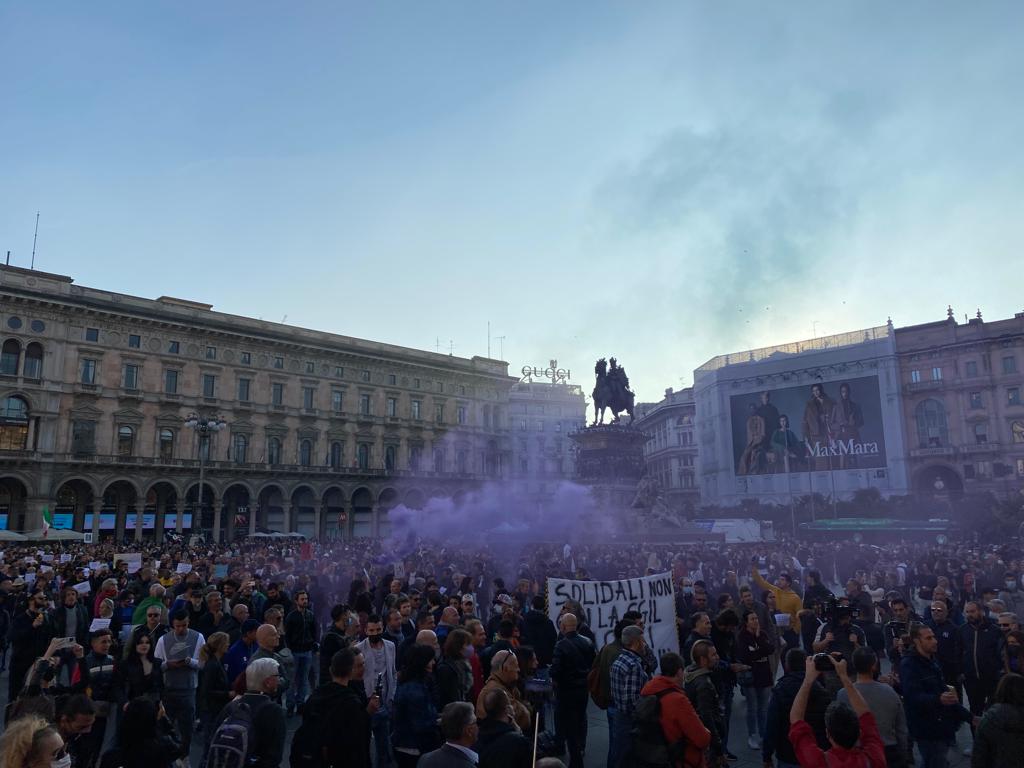 GREEN PASS, MANIFESTANTI IN PIAZZA DUOMO (FOTO 3)