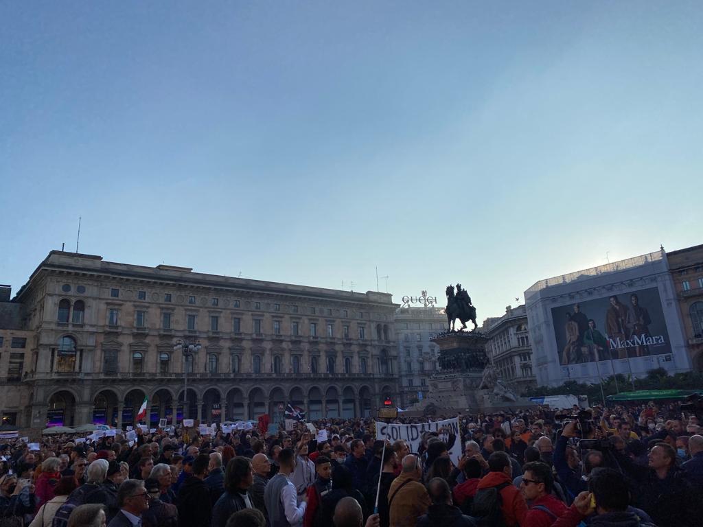 GREEN PASS, MANIFESTANTI IN PIAZZA DUOMO (FOTO 4)