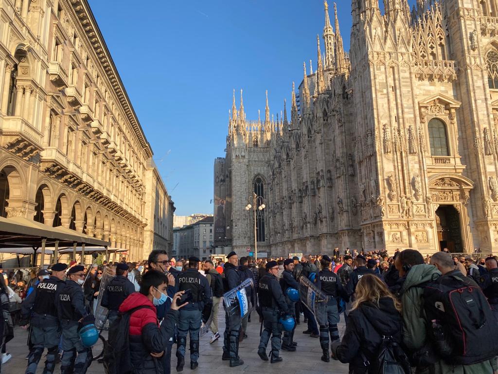 GREEN PASS, MANIFESTANTI IN PIAZZA DUOMO (FOTO 5)