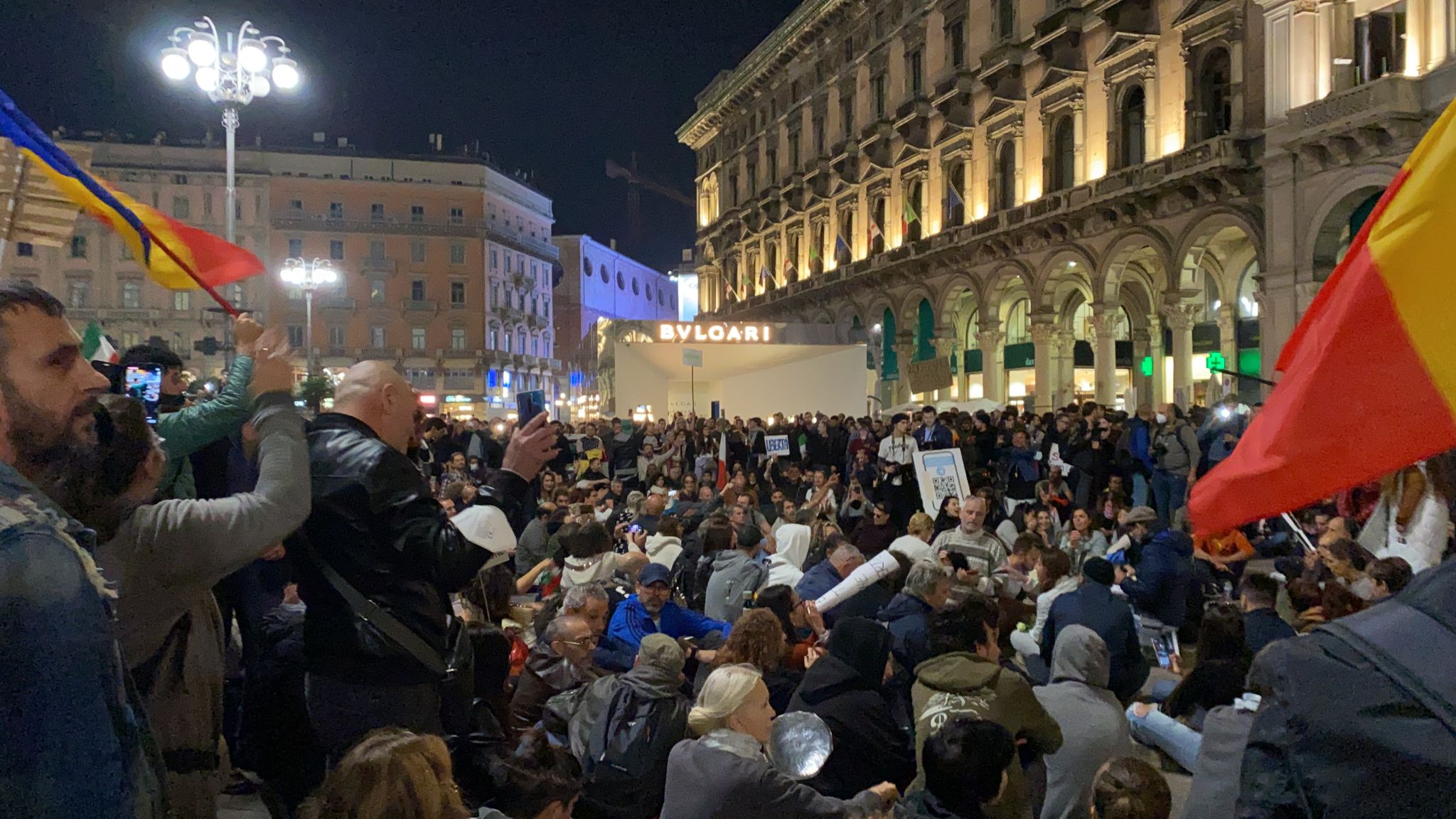 GREEN PASS, CORTEO ARRIVATO IN DUOMO: MANIFESTANTI IN SIT IN (FOTO 1)