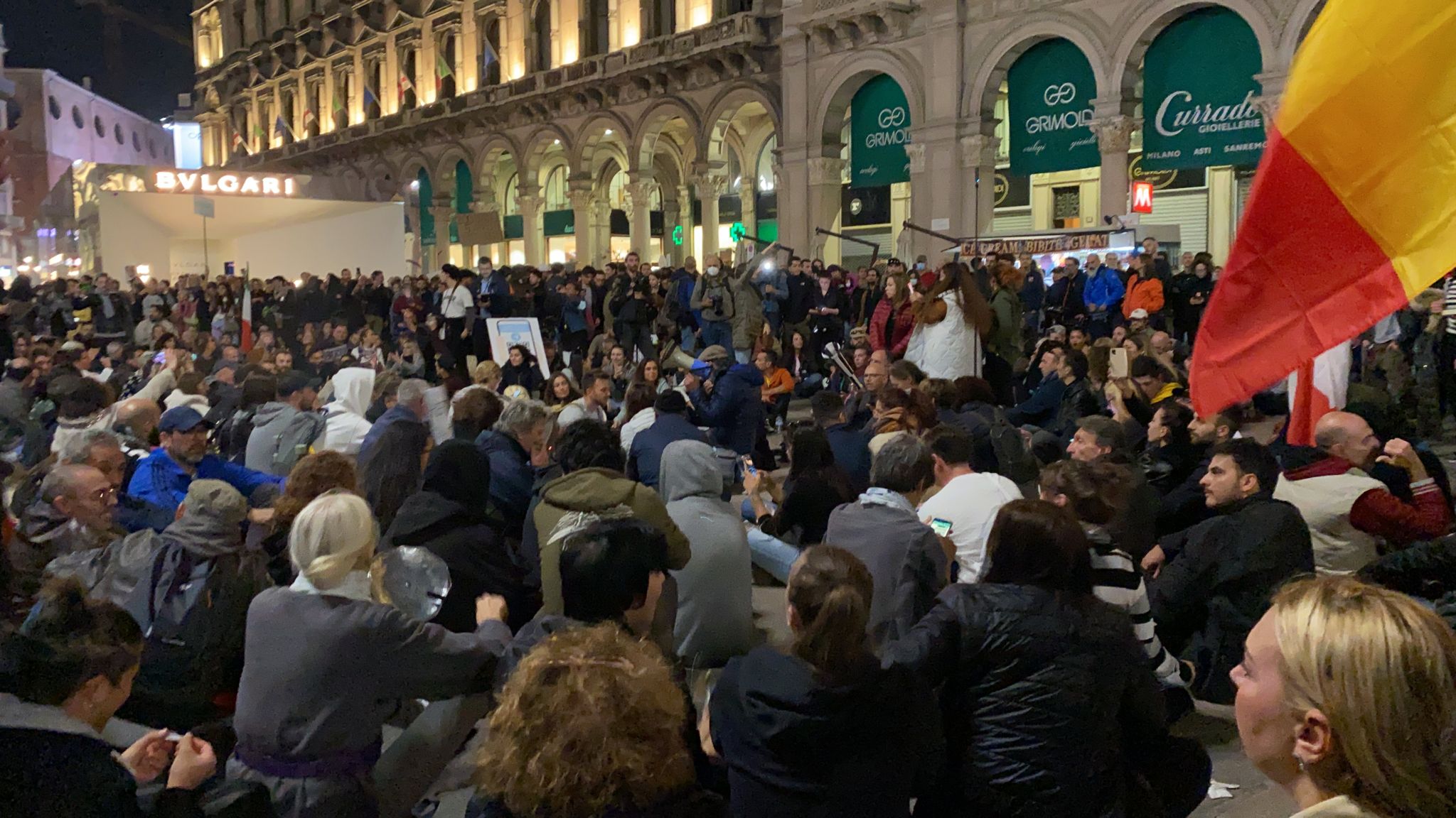 GREEN PASS, CORTEO ARRIVATO IN DUOMO: MANIFESTANTI IN SIT IN (FOTO 2)