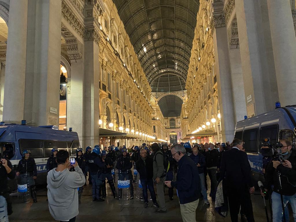 GREEN PASS, CORTEO ARRIVATO IN DUOMO: MANIFESTANTI IN SIT IN (FOTO 3)