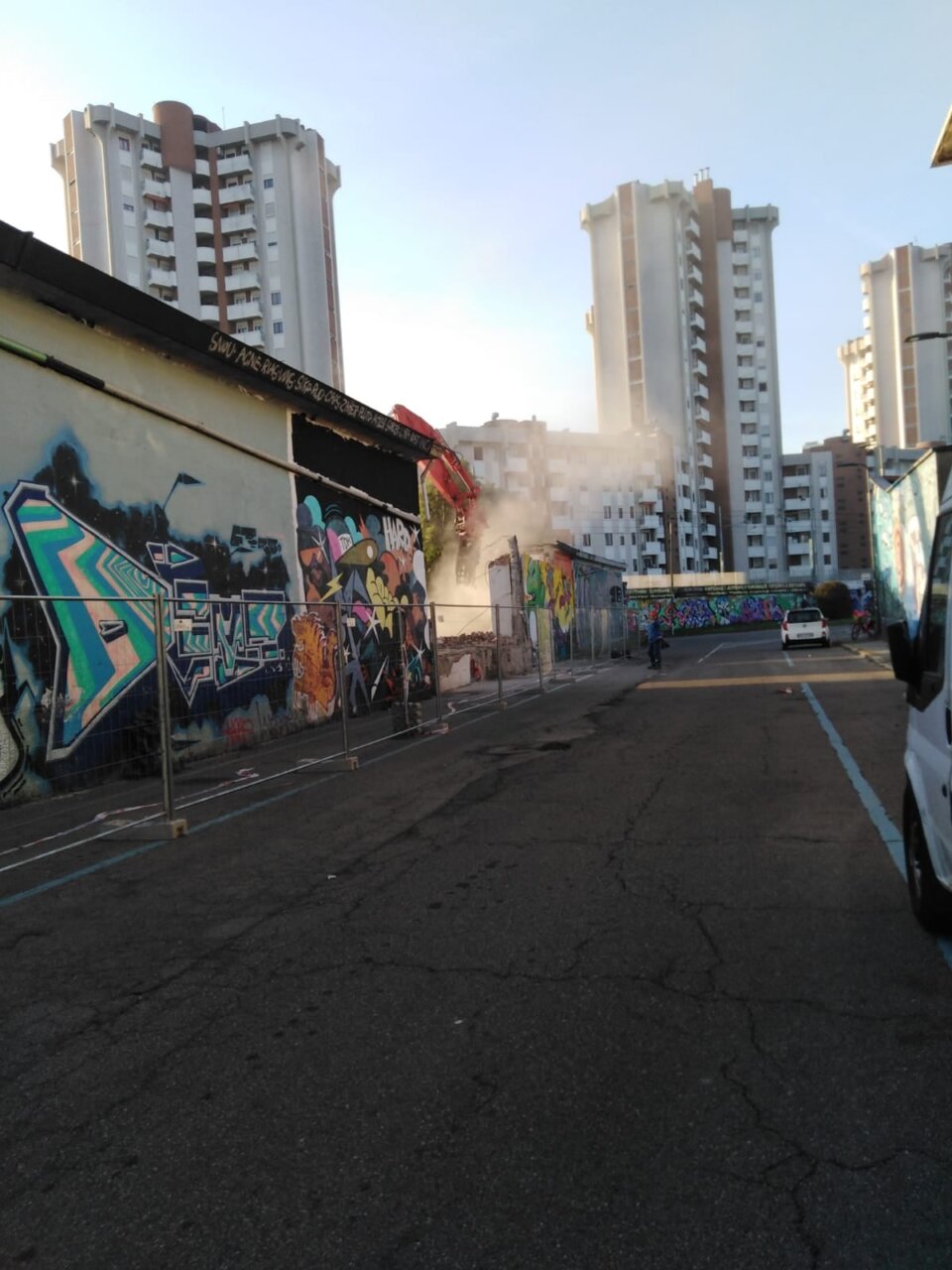 LEONCAVALLO, CENTRO SOCIALE: 30 ANNI DI GRAFFITI 'CANCELLATI' DA RUSPA (FOTO 2)