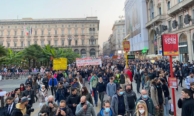 I negozianti non ne possono più dei cortei No Vax: “Adesso basta”