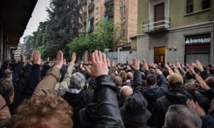 Fare il saluto romano durante una commemorazione non è reato, parola di Cassazione