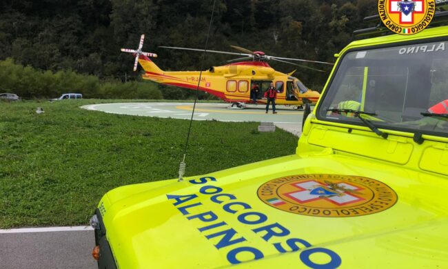 Mette male il piede e si frattura la caviglia, trekking senza panorama per un’escursionista milanese