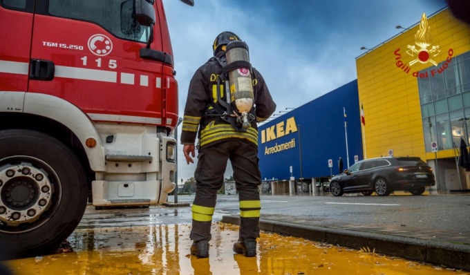 Gas al peperoncino spruzzato all’Ikea, mille persone evacuate