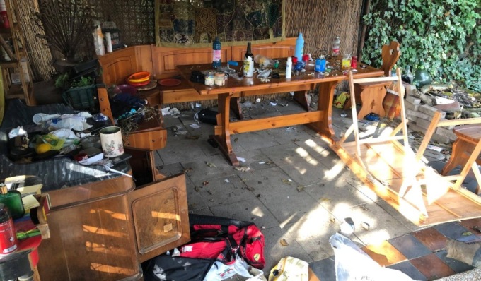 Quartiere tenuto in pugno da una coppia di abusivi (e dal loro cane): così scompare il “Giardino segreto” di Gratosoglio