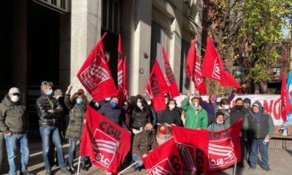 Tim, presidio di lavoratori e sindacati a Milano: "Lo Stato intervenga, a rischio migliaia di posti di lavoro"
