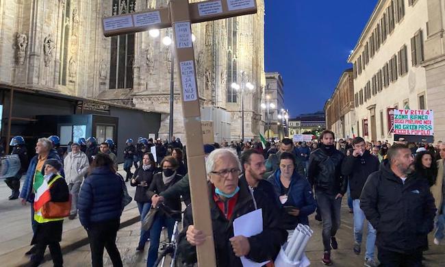 Cortei no Green Pass, Prefettura: vietata l’area di piazza Duomo fino a dopo Natale