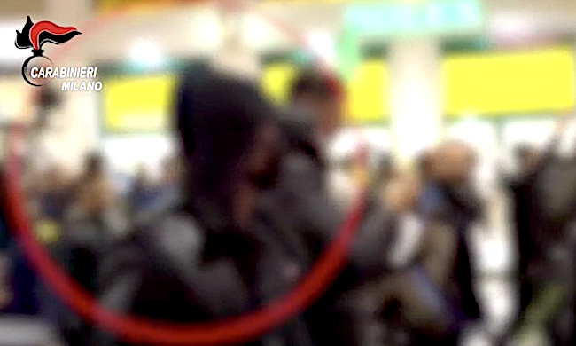Giornalisti aggrediti ai cortei No Green Pass: 4 perquisizioni dei carabinieri per violenza privata aggravata