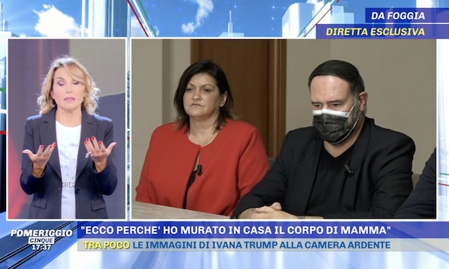 Mura la mamma morta in casa a Buccinasco: “Non riuscivo a staccarmi da lei”